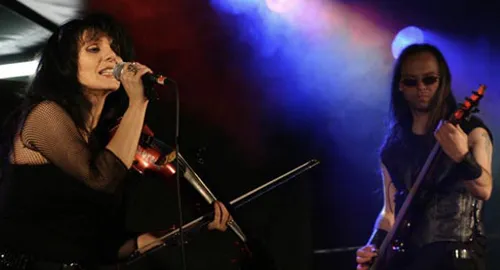 Rhayn Jooste performing live